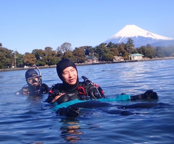 Buceador en Osezaki con el Monte Fuji al fondo