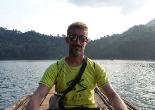 hombre de vacaciones en Tailandia con un pez